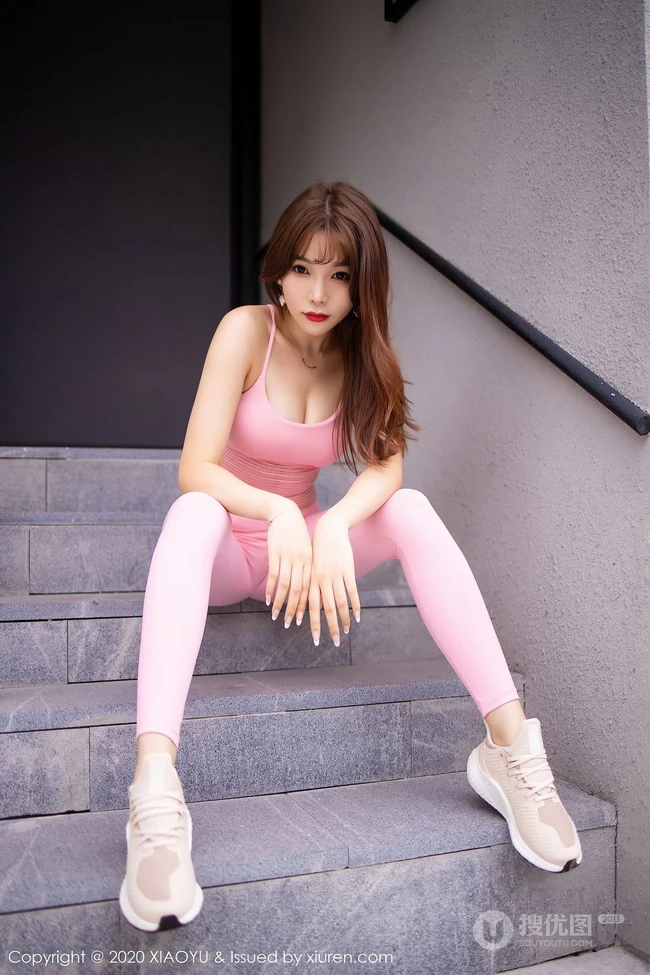 身形匀称S型身材女生嫩模芝芝Booty粉色紧身运动衣长裤街拍写真图集
