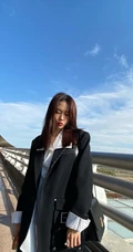 王霏霏路人既视感酷飒黑色风衣街拍写真