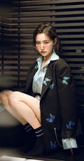 许佳琪花蝴蝶刺绣西服酷飒写真
