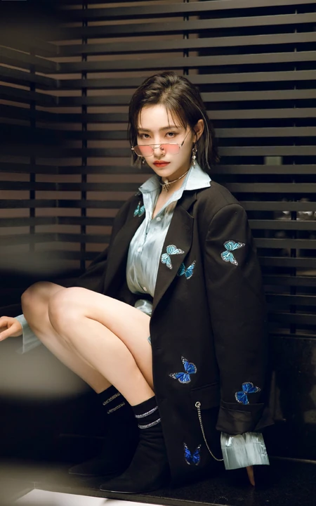 许佳琪花蝴蝶刺绣西服酷飒写真
