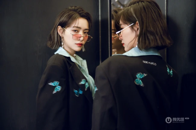 许佳琪花蝴蝶刺绣西服酷飒写真