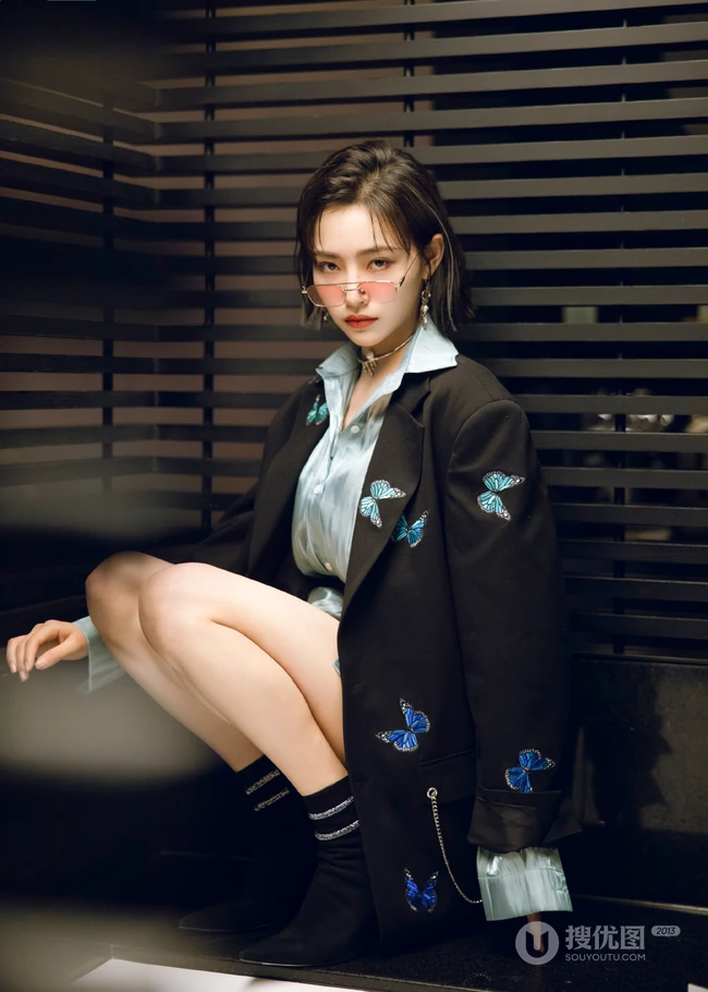 许佳琪花蝴蝶刺绣西服酷飒写真