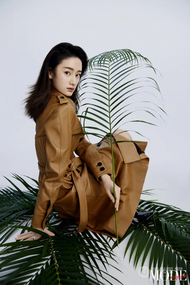郭晓婷MODEmagazine杂志写真，化身清冷美人，轻盈淡雅，悠然静立