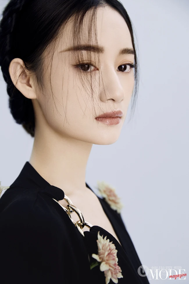 郭晓婷MODEmagazine杂志写真，化身清冷美人，轻盈淡雅，悠然静立
