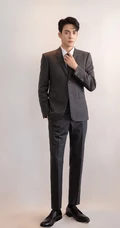 曾舜晞化身职场精英，帅气十足边分发型搭配灰色西服套装写真图集
