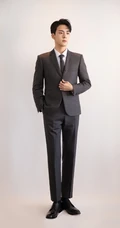 曾舜晞化身职场精英，帅气十足边分发型搭配灰色西服套装写真图集