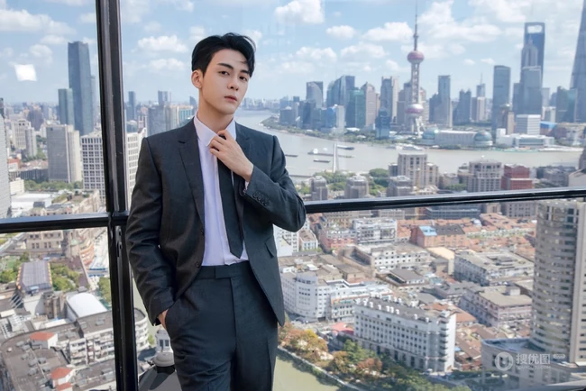 曾舜晞化身职场精英，帅气十足边分发型搭配灰色西服套装写真图集