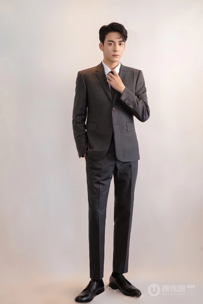曾舜晞化身职场精英，帅气十足边分发型搭配灰色西服套装写真图集