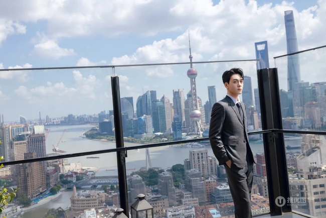 曾舜晞化身职场精英，帅气十足边分发型搭配灰色西服套装写真图集
