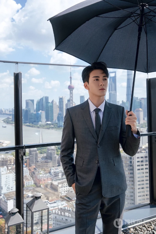 曾舜晞化身职场精英，帅气十足边分发型搭配灰色西服套装写真图集