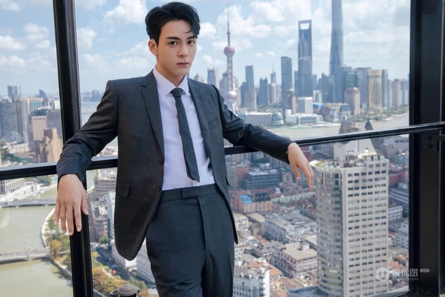 曾舜晞化身职场精英，帅气十足边分发型搭配灰色西服套装写真图集