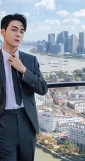 曾舜晞化身职场精英，帅气十足边分发型搭配灰色西服套装写真图集