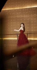 江铠同红色礼裙蓬蓬裙穿着参加2020时尚芭莎美妆大奖活动写真照