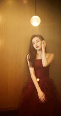 江铠同红色礼裙蓬蓬裙穿着参加2020时尚芭莎美妆大奖活动写真照