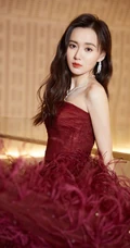 江铠同红色礼裙蓬蓬裙穿着参加2020时尚芭莎美妆大奖活动写真照