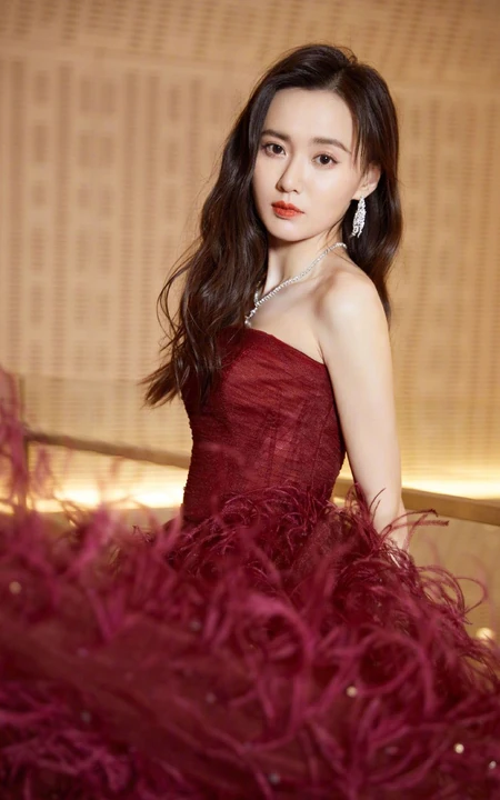 江铠同红色礼裙蓬蓬裙穿着参加2020时尚芭莎美妆大奖活动写真照