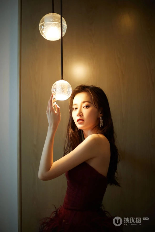 江铠同红色礼裙蓬蓬裙穿着参加2020时尚芭莎美妆大奖活动写真照