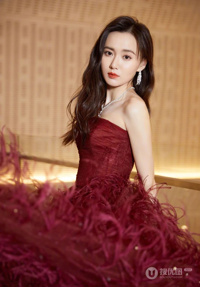 江铠同红色礼裙蓬蓬裙穿着参加2020时尚芭莎美妆大奖活动写真照