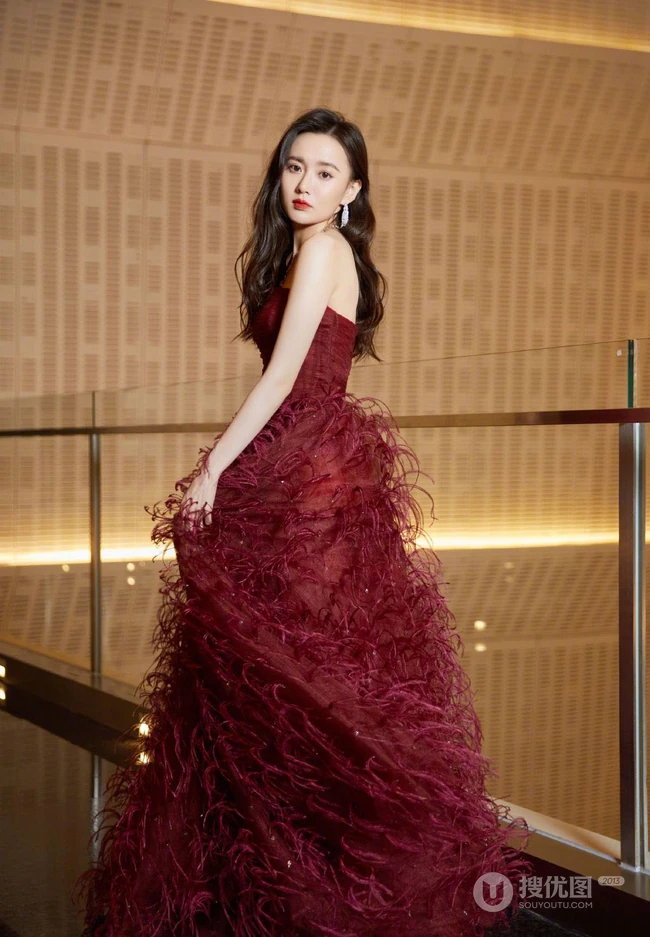 江铠同红色礼裙蓬蓬裙穿着参加2020时尚芭莎美妆大奖活动写真照