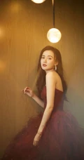 江铠同红色礼裙蓬蓬裙穿着参加2020时尚芭莎美妆大奖活动写真照