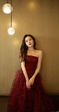 江铠同红色礼裙蓬蓬裙穿着参加2020时尚芭莎美妆大奖活动写真照