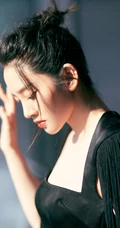 唐艺昕产后复出工作室晒照，黑色礼裙连衣裙着身气质十足