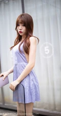 浅粉气质时尚女生芝芝Booty时尚动人露背装连衣裙咖啡厅外拍写真图集