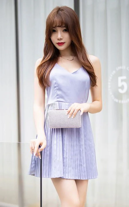 浅粉气质时尚女生芝芝Booty时尚动人露背装连衣裙咖啡厅外拍写真图集
