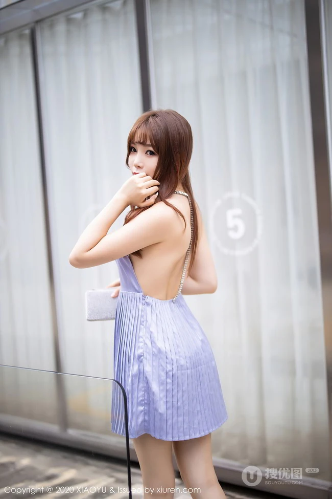 浅粉气质时尚女生芝芝Booty时尚动人露背装连衣裙咖啡厅外拍写真图集