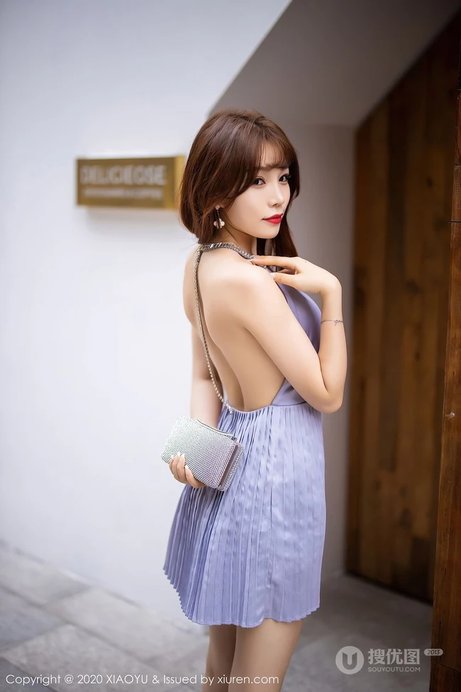 浅粉气质时尚女生芝芝Booty时尚动人露背装连衣裙咖啡厅外拍写真图集