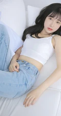 皮肤白皙邻家少女休闲白短背心，宽松牛仔裤装扮居家沙发写真集