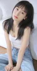 皮肤白皙邻家少女休闲白短背心，宽松牛仔裤装扮居家沙发写真集