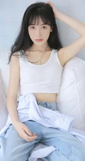 皮肤白皙邻家少女休闲白短背心，宽松牛仔裤装扮居家沙发写真集