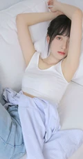皮肤白皙邻家少女休闲白短背心，宽松牛仔裤装扮居家沙发写真集