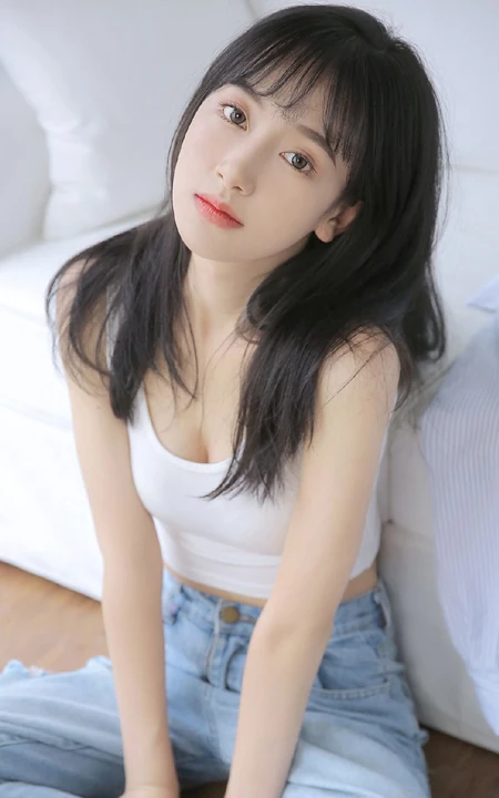 皮肤白皙邻家少女休闲白短背心，宽松牛仔裤装扮居家沙发写真集