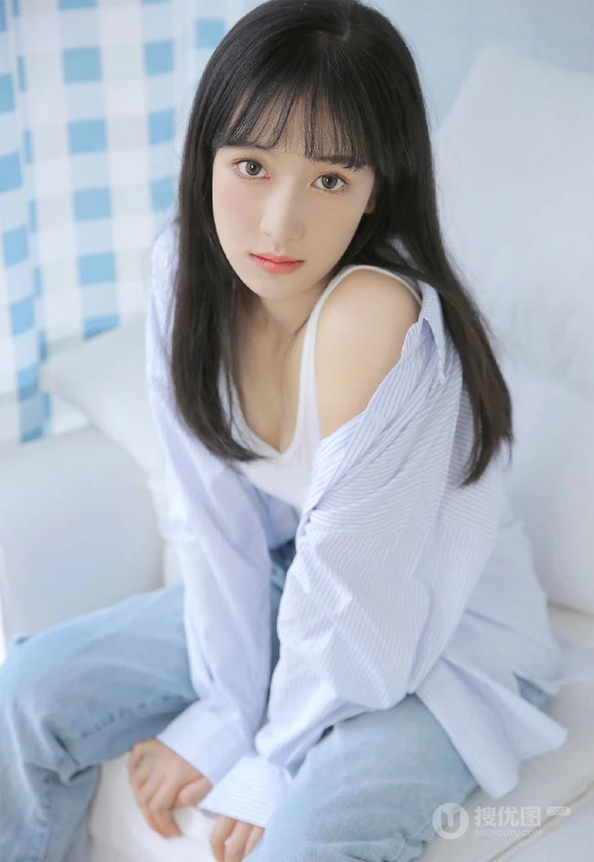 皮肤白皙邻家少女休闲白短背心，宽松牛仔裤装扮居家沙发写真集