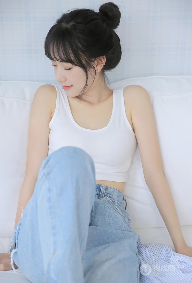 皮肤白皙邻家少女休闲白短背心，宽松牛仔裤装扮居家沙发写真集