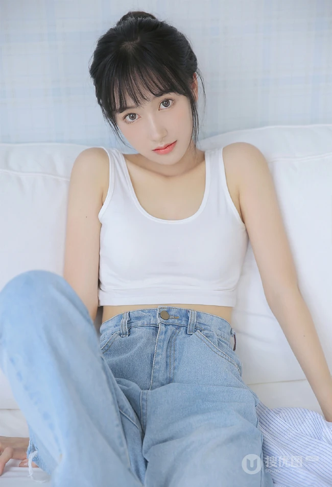 皮肤白皙邻家少女休闲白短背心，宽松牛仔裤装扮居家沙发写真集