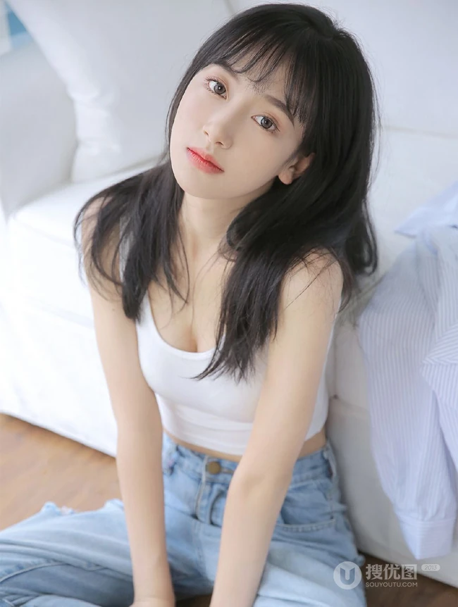 皮肤白皙邻家少女休闲白短背心，宽松牛仔裤装扮居家沙发写真集