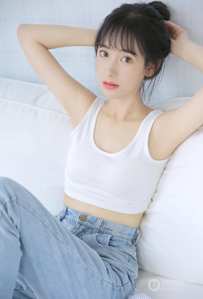 皮肤白皙邻家少女休闲白短背心，宽松牛仔裤装扮居家沙发写真集