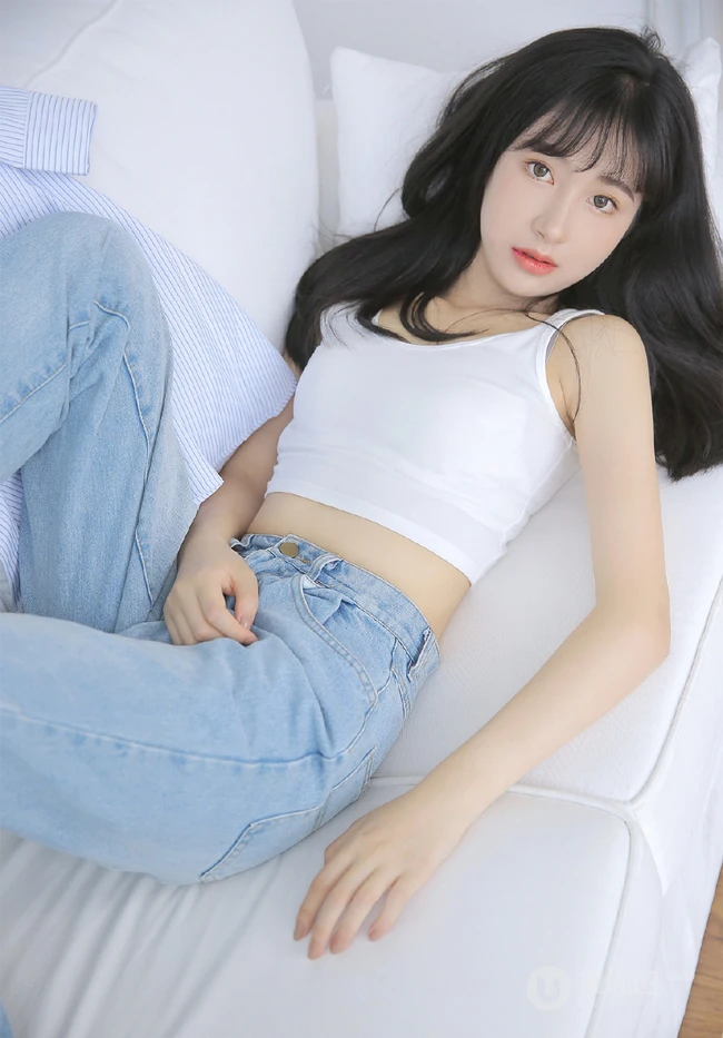 皮肤白皙邻家少女休闲白短背心，宽松牛仔裤装扮居家沙发写真集