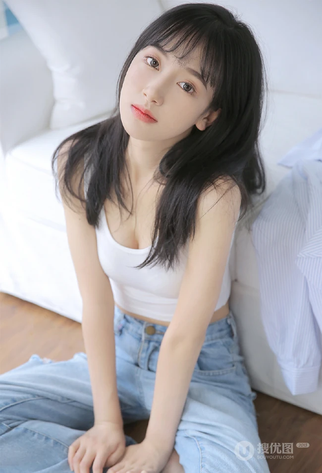 皮肤白皙邻家少女休闲白短背心，宽松牛仔裤装扮居家沙发写真集