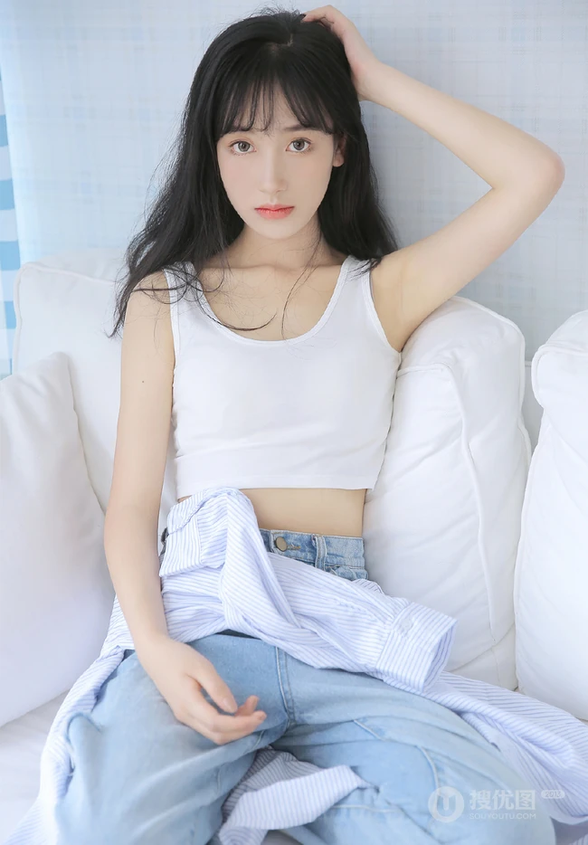 皮肤白皙邻家少女休闲白短背心，宽松牛仔裤装扮居家沙发写真集