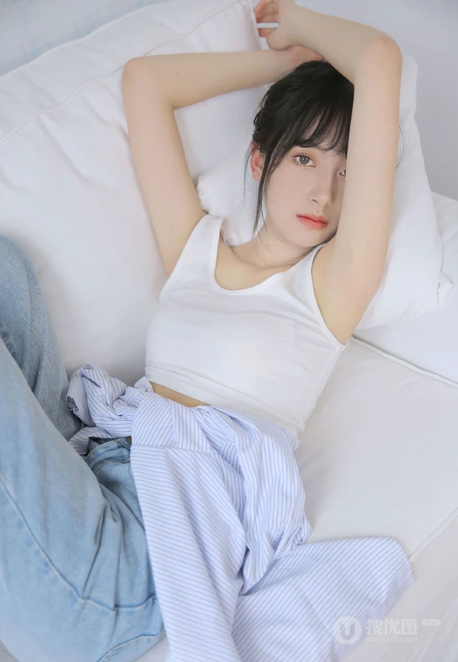 皮肤白皙邻家少女休闲白短背心，宽松牛仔裤装扮居家沙发写真集