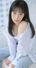 皮肤白皙邻家少女休闲白短背心，宽松牛仔裤装扮居家沙发写真集