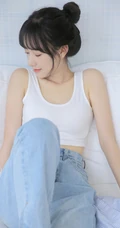 皮肤白皙邻家少女休闲白短背心，宽松牛仔裤装扮居家沙发写真集