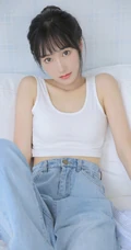 皮肤白皙邻家少女休闲白短背心，宽松牛仔裤装扮居家沙发写真集