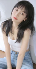 皮肤白皙邻家少女休闲白短背心，宽松牛仔裤装扮居家沙发写真集