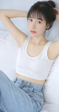 皮肤白皙邻家少女休闲白短背心，宽松牛仔裤装扮居家沙发写真集