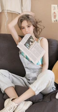 精选高颜值气质小脸女生小姐姐紧身背心搭配背带牛仔裤超美写真集